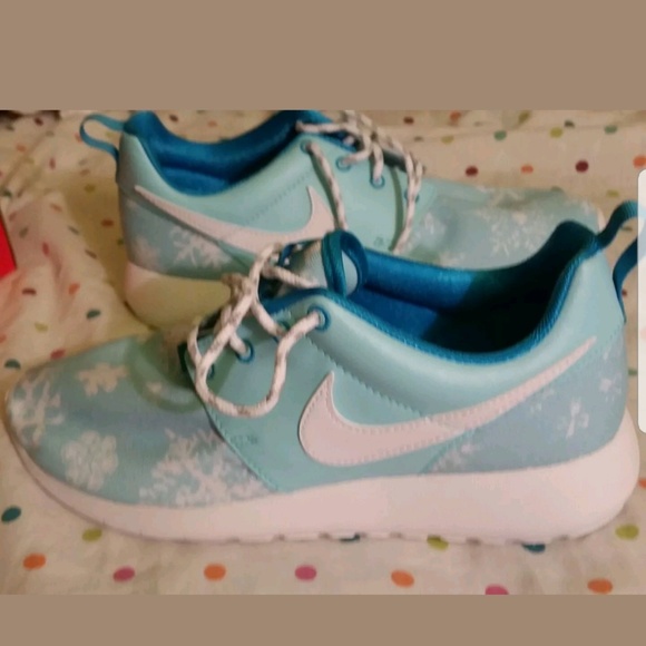 Nike Other - ❄️Nike Roshe Blue with White snowflakes 6.5Y